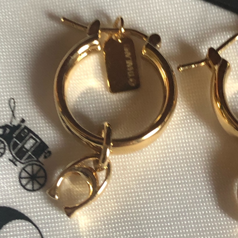 💋 Gold coach hoop earring with dangle - Picture 2 of 6